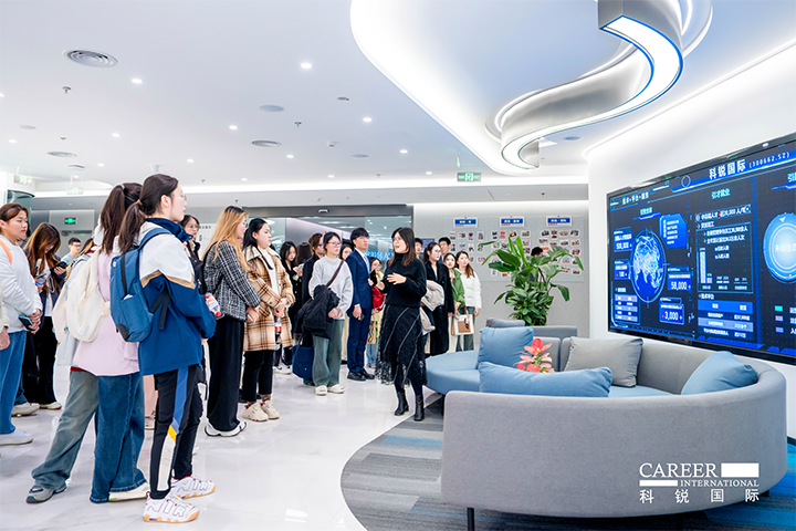 知名人力资源供应商NO钱包官网国际在企业参访活动中为拜访嘉宾与学生介绍公司基本情况